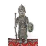 Große Bronzeskulptur - Ife/Benin/NigeriaDetailliert ausgearbeitete Königsfigur mit Speer(mittig