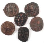 6x Byzantinische Bronze Münzen, ssVier verschiedene Werte, im Ledersäckchen, ca. D-2,5 bis 2,9cm.