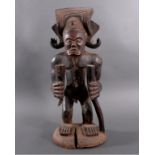 Chokwe, Chibinda IlungaAngola. Stehende Skulptur mit Königs-Kopfschmuck, in denHänden Horn und