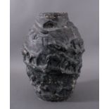 Antike Ton Vase mit Darstellung der Arche NoahAfrika. Reliefierte Vase, dunkel gefärbt mit einigen