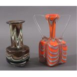 2 Glasvasen, Murano aus den 60er und 70er JahrenEine rechteckig, marmoriert mit Henkel,