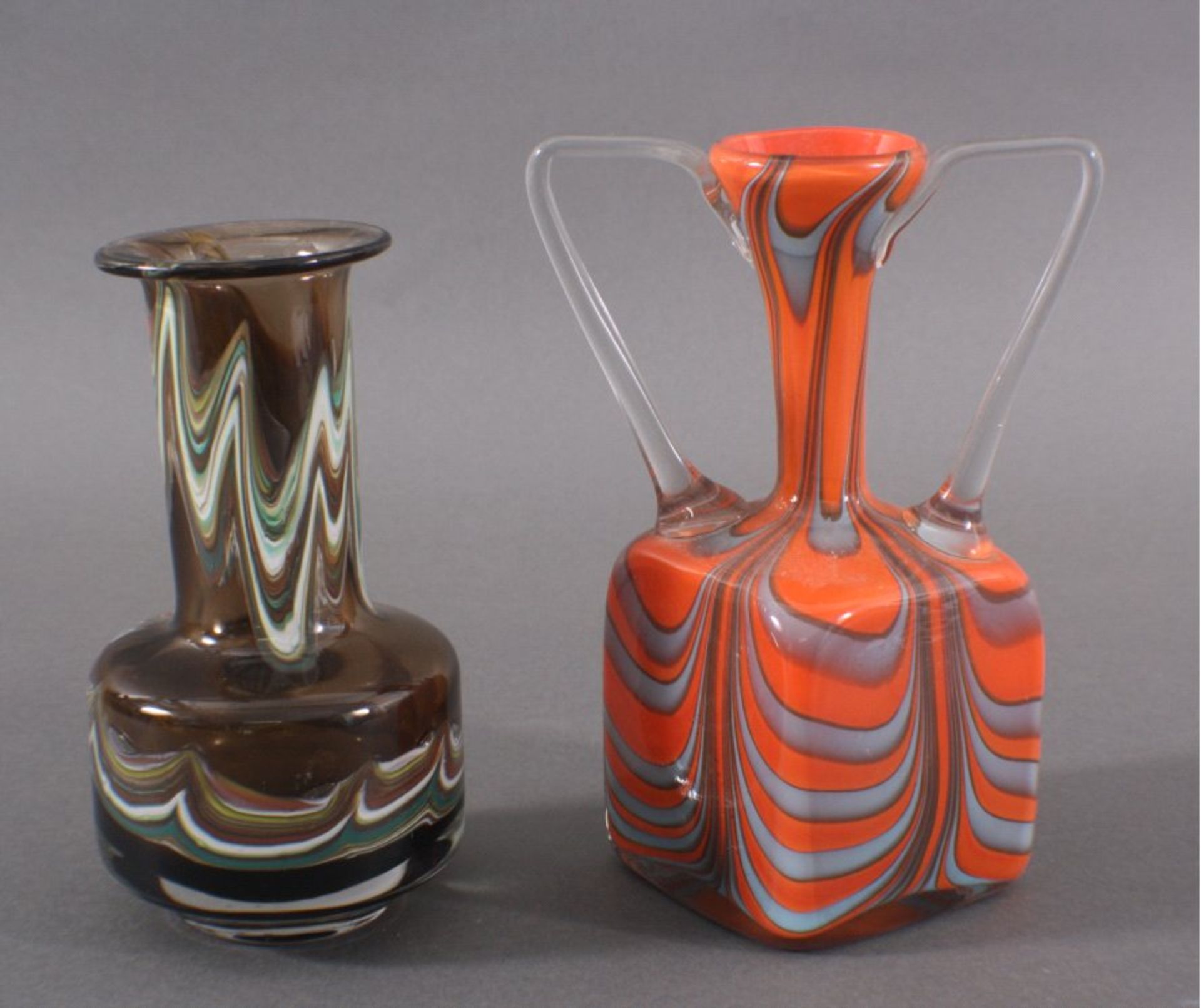 2 Glasvasen, Murano aus den 60er und 70er JahrenEine rechteckig, marmoriert mit Henkel,