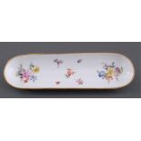 Stiftschale, Meissen 19. Jh.Ovale Schale mit polychromer Insekten und Blumenbemalung,Goldrand,