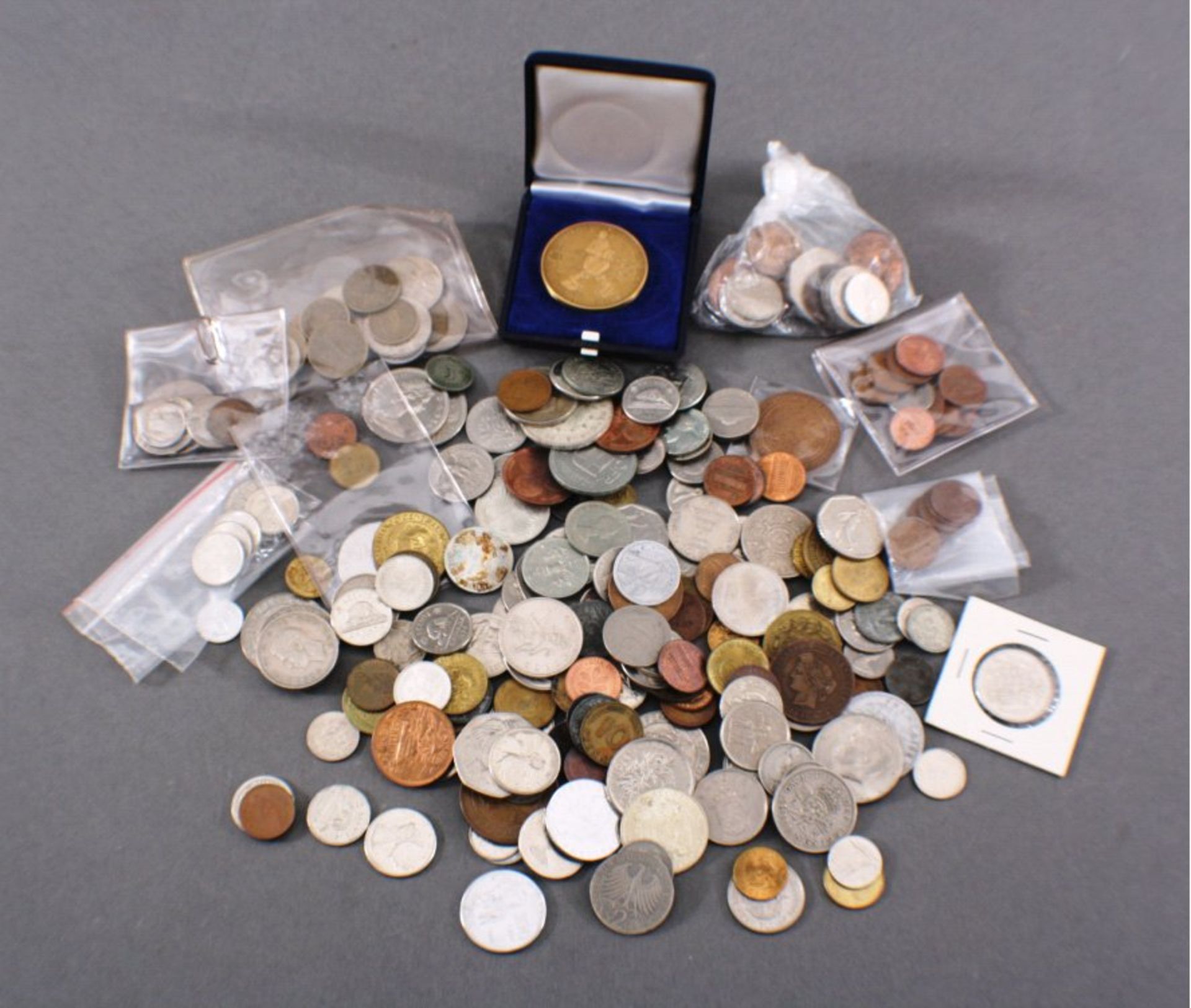 Konvolut Münzen, Alle WeltBunt gemischt, verschiedene Länder und Währungen, Münzen undMedaillen.