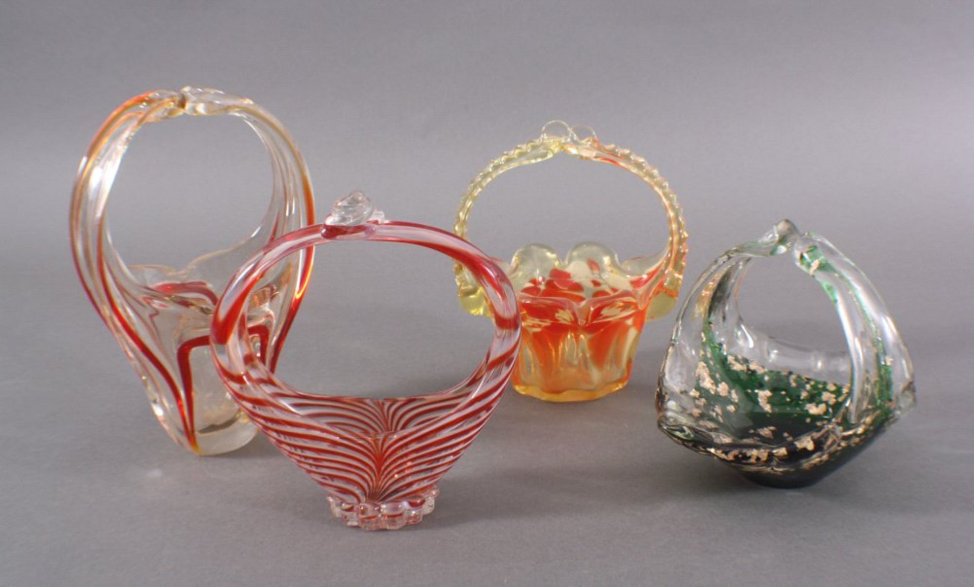 4 Schalen Glas, Murano aus den 60er und 70er JahrenVerschiedene Farbeinschließungen, eine mit