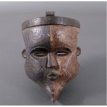 Holzmaske wohl Haut Okano, Region Mitzig ca. 20/30er JahreQuadratische Maske mit spitzem Kinn, blau,