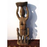 Afo Mutter, Nigeria 1. Hälfte 20. Jh.Große sitzende Holz-Skulptur mit hellbrauner Patina. DieAfo-