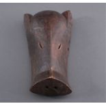 Holzmaske der Makonde, Afrika 1. Hälfte 20. Jh.In Form eines Schweinekopfes, dunkle Patina,