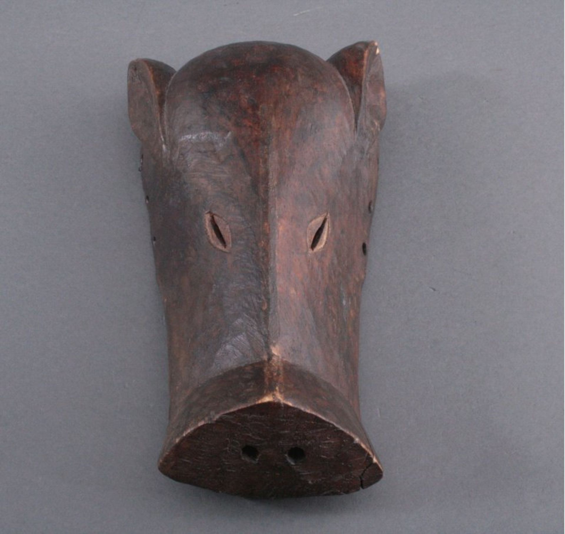 Holzmaske der Makonde, Afrika 1. Hälfte 20. Jh.In Form eines Schweinekopfes, dunkle Patina,