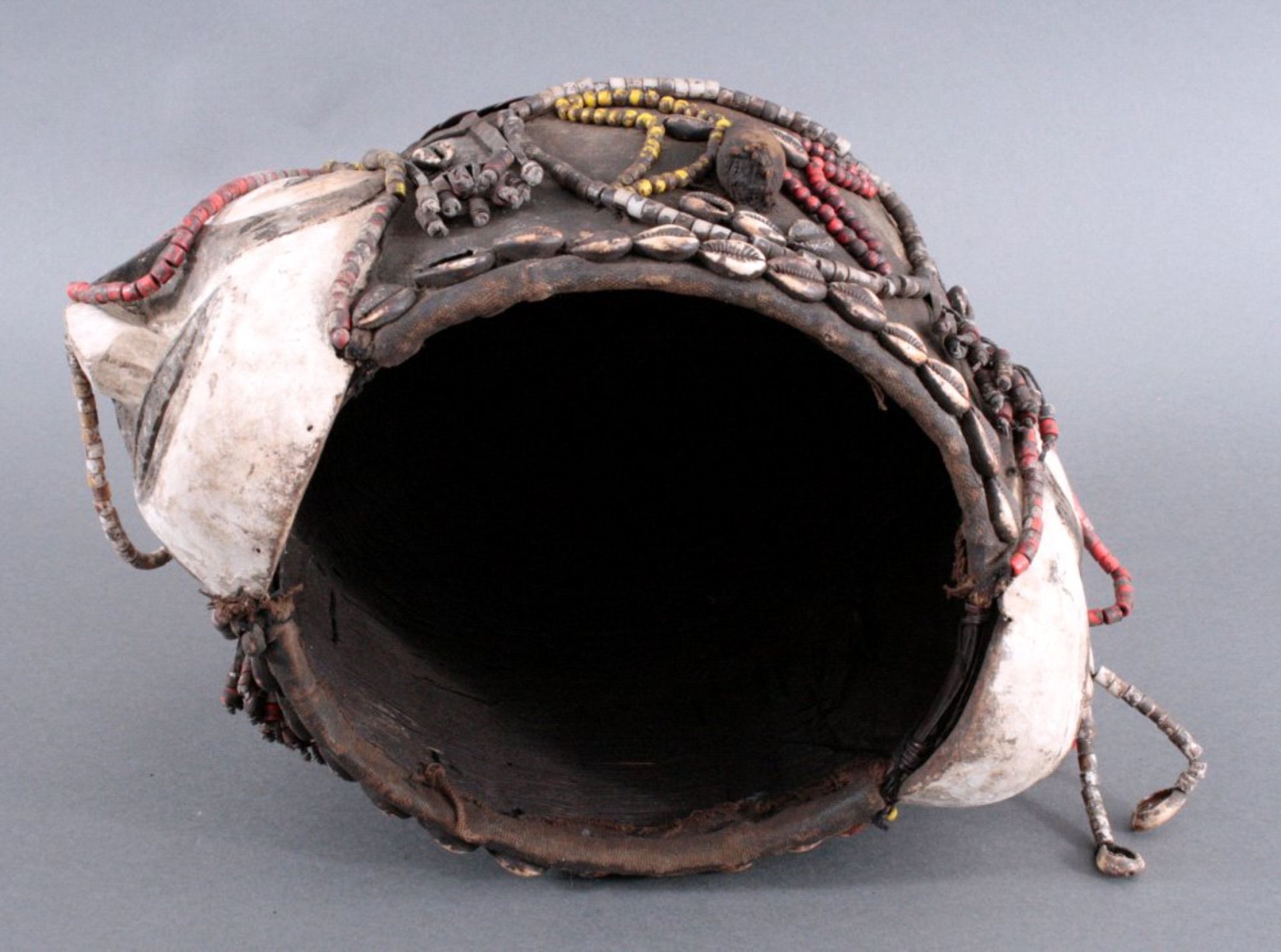 Casquet der Ibu, Nigeria 1. Hälfte 20. JhAus Leder, Schilf und Holz gefertigt, besetzt mit - Image 4 of 4