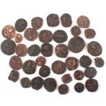 37 x Antike Byzantinische Bronze Münzen, ssVerschiedene Größen und Erhaltungen, einige auch besser.