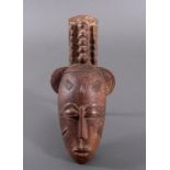 Maske der Baule, Elfenbeinküste, 1. Hälfte 20. Jh.Holzmaske mit brauner Patina, ovales, ausgeprägtes