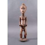 Männnliche Figur der Baule, Elfenbeinküste 20/30er JahreStehende männliche Holz-Figur mit