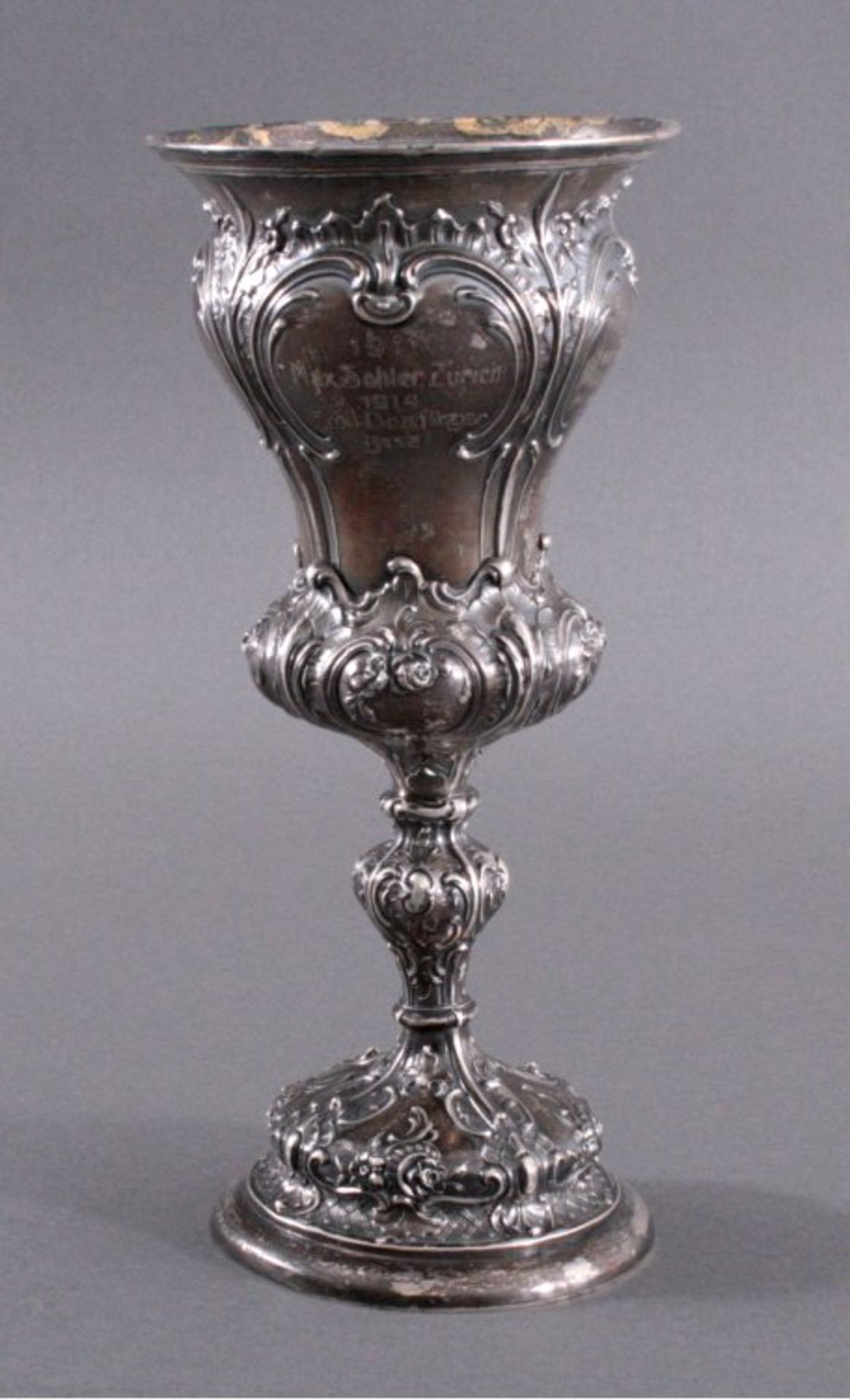 Pokal, Silber um 1900Reliefierter Pokal, Wandung mit 4 Kartuschen und Widmung"Coupe Morgenthaler