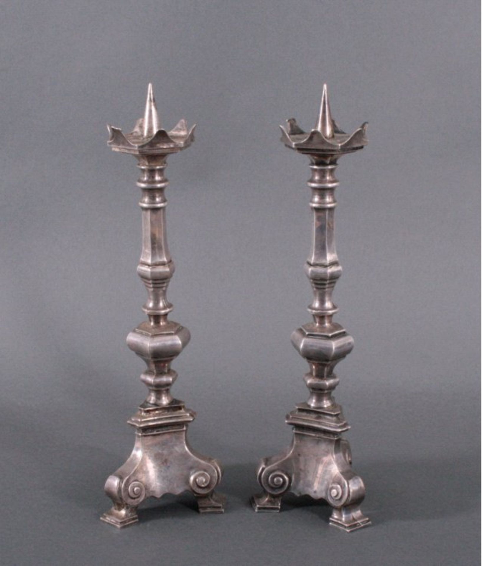 Paar versilberte Kerzenständer um 1900Gotisch, 1-flammig, ca. Höhe 32,5 cm