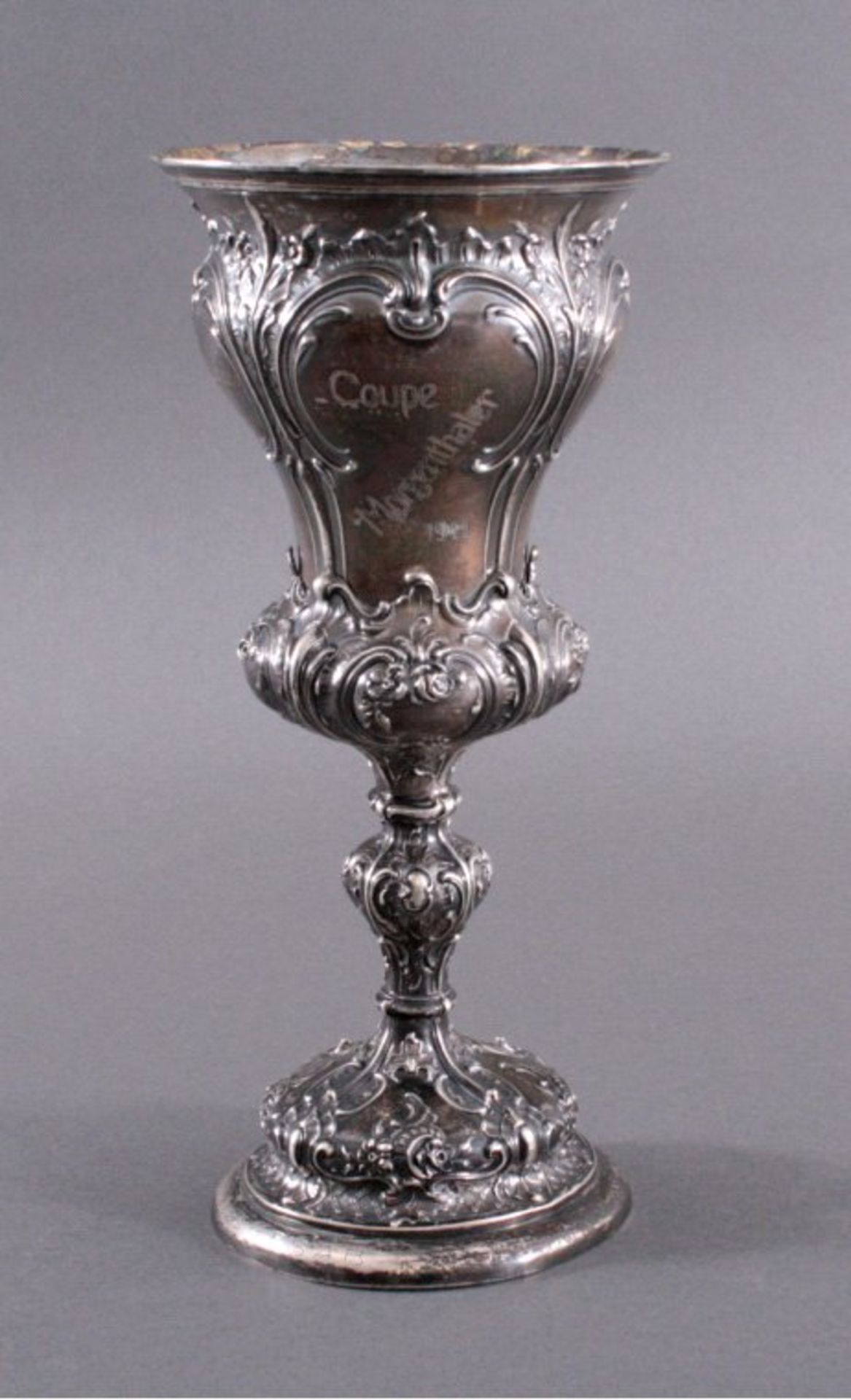Pokal, Silber um 1900Reliefierter Pokal, Wandung mit 4 Kartuschen und Widmung"Coupe Morgenthaler - Bild 2 aus 3