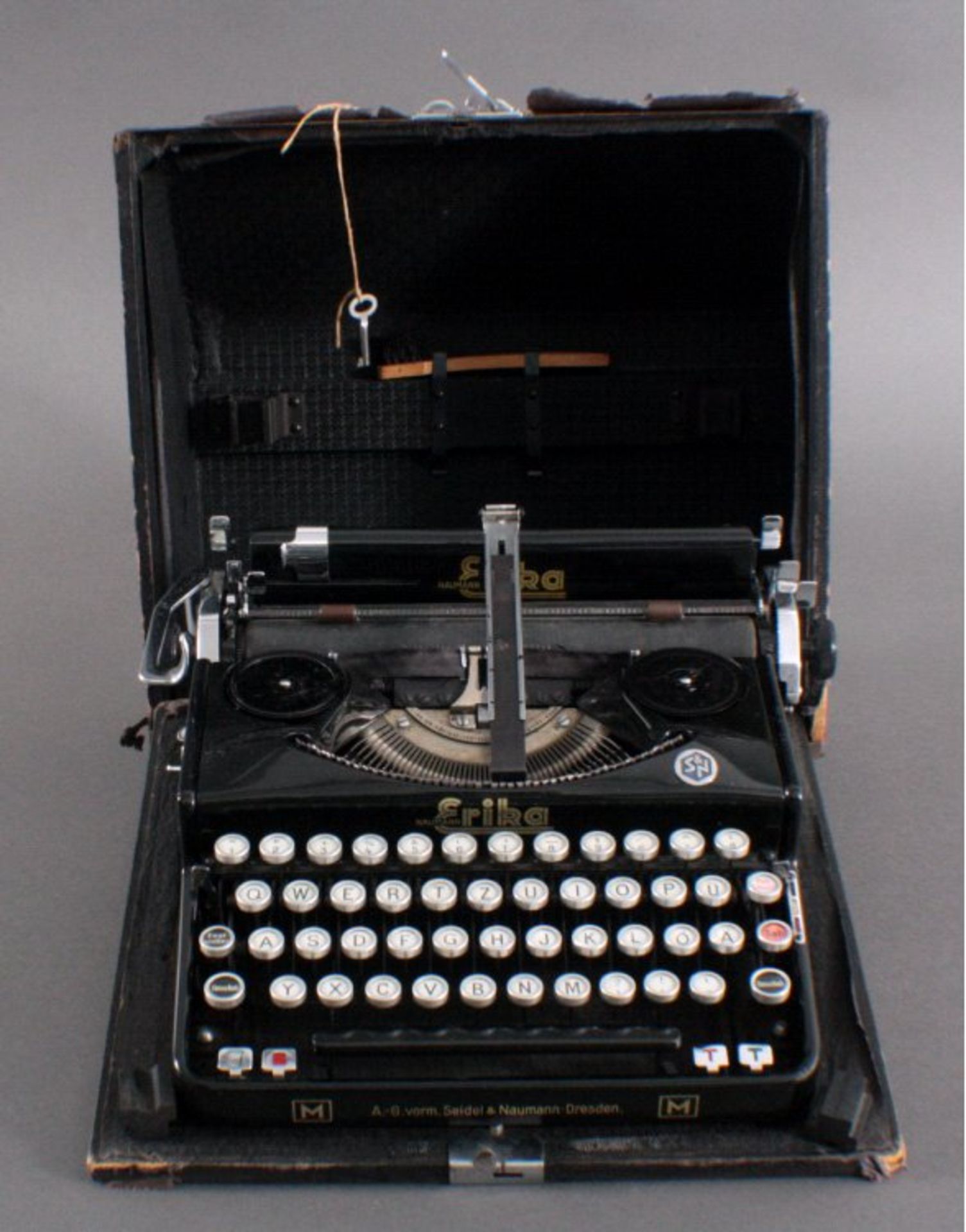 Antike Schreibmaschine der Marke Naumamnn, Modell ErikaKofferschreibmaschine, funktionsfähig, mit