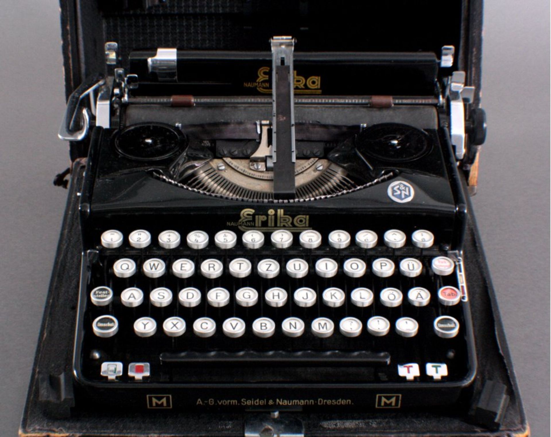 Antike Schreibmaschine der Marke Naumamnn, Modell ErikaKofferschreibmaschine, funktionsfähig, mit - Bild 2 aus 2
