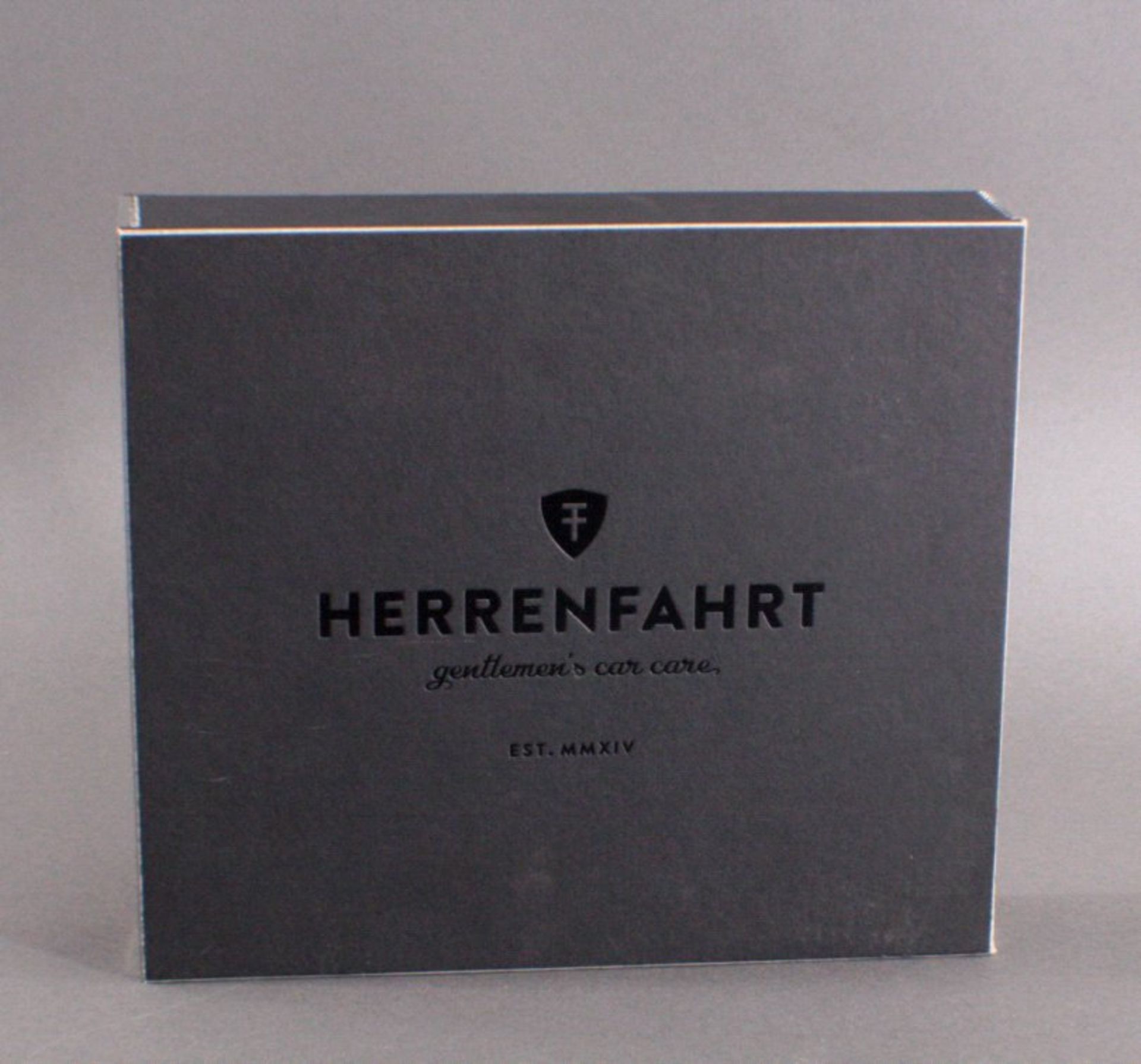 Luxuspflege Box von Herrenfahrt "Gentlemens Car Care"Sprühglanz, Carnauba Wachs mit Schwamm und