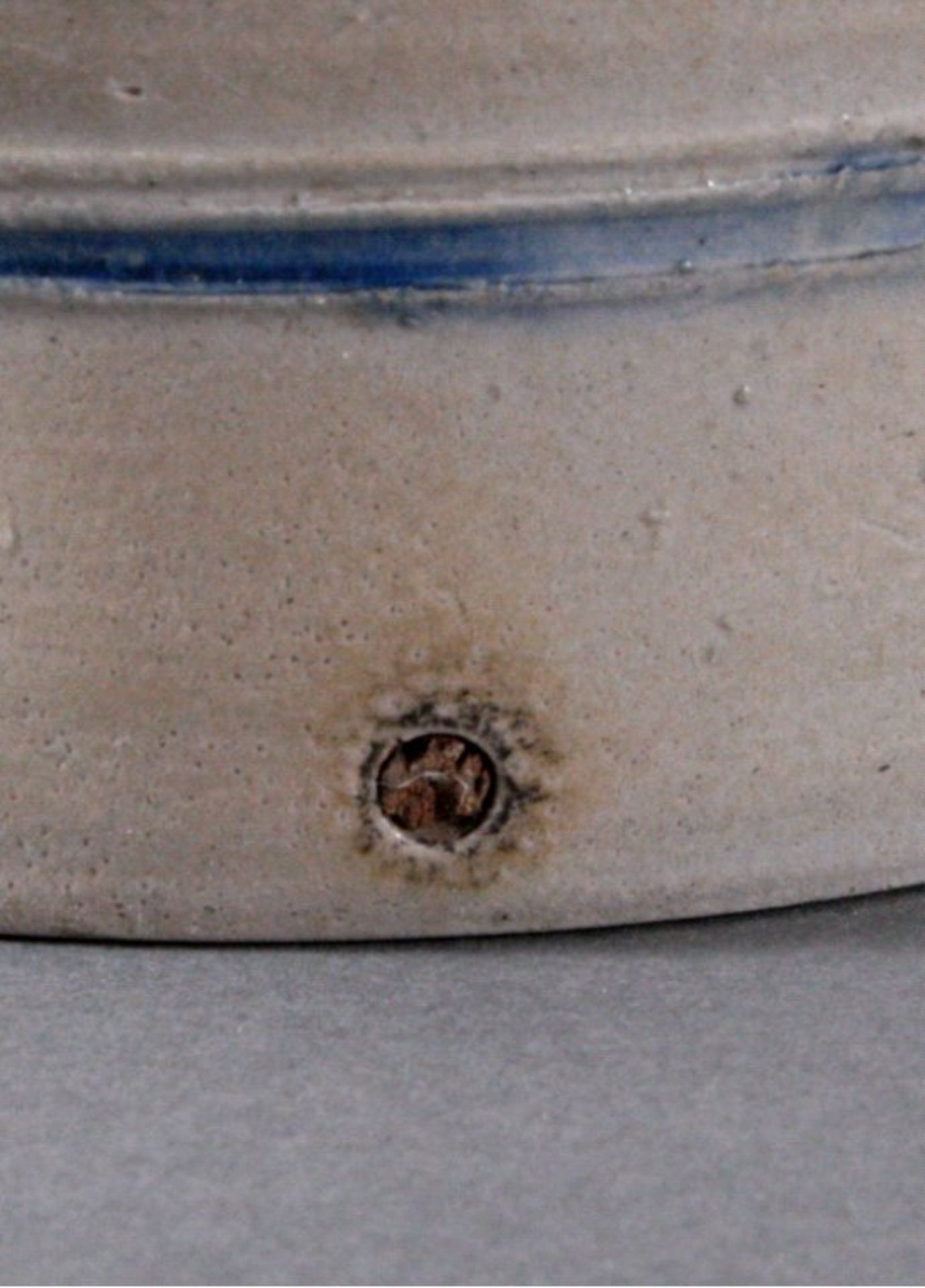Antiker Blau-Topf, 19. Jh.Grauer Scherben, gebauchte Form mit seitlichen Handhaben, - Bild 3 aus 3