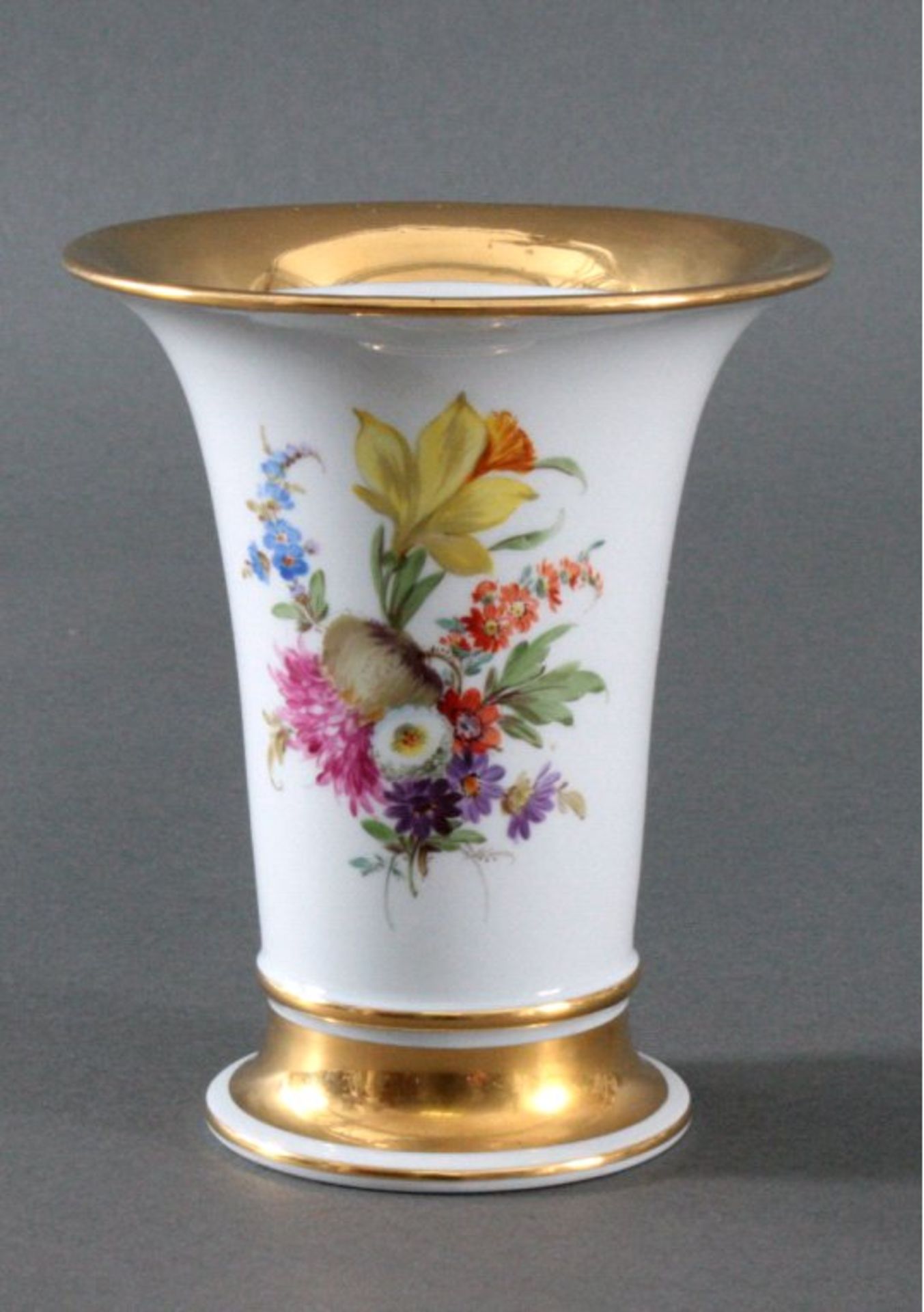 Meissen VaseI. Wahl, breiter Goldrand nach Innen und am Fuß,polychrome Blumenbemalung, ca. H-16