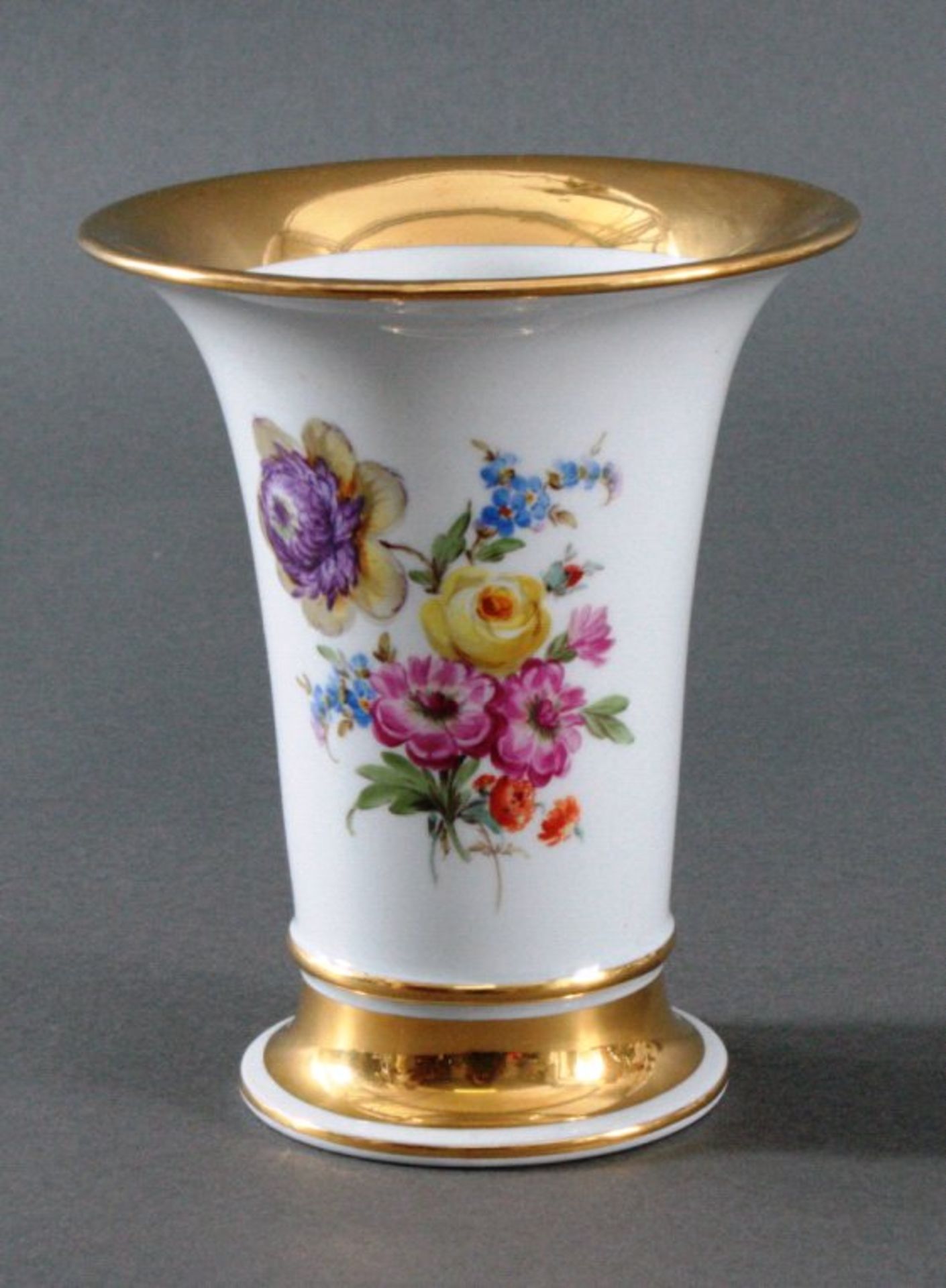 Meissen VaseI. Wahl, breiter Goldrand nach Innen und am Fuß,polychrome Blumenbemalung, ca. H-16 - Bild 2 aus 2