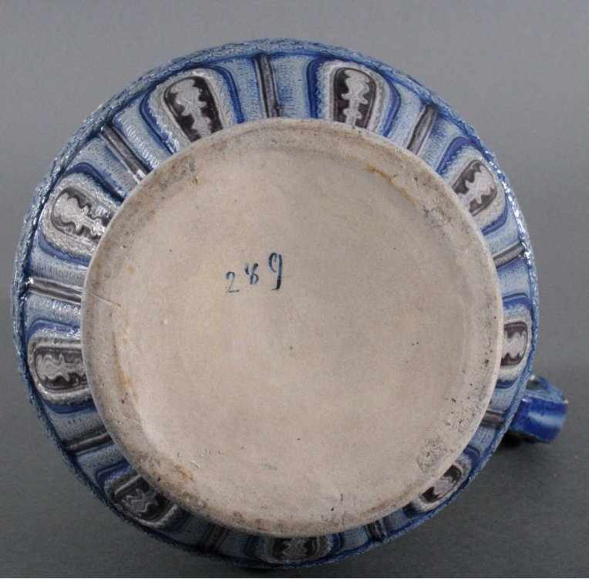 Steinzeug-Krug, wohl Westerwälder Keramik um 1900Grauer Scherben, Salzglasiertes Steinzeug, blau und - Bild 4 aus 4