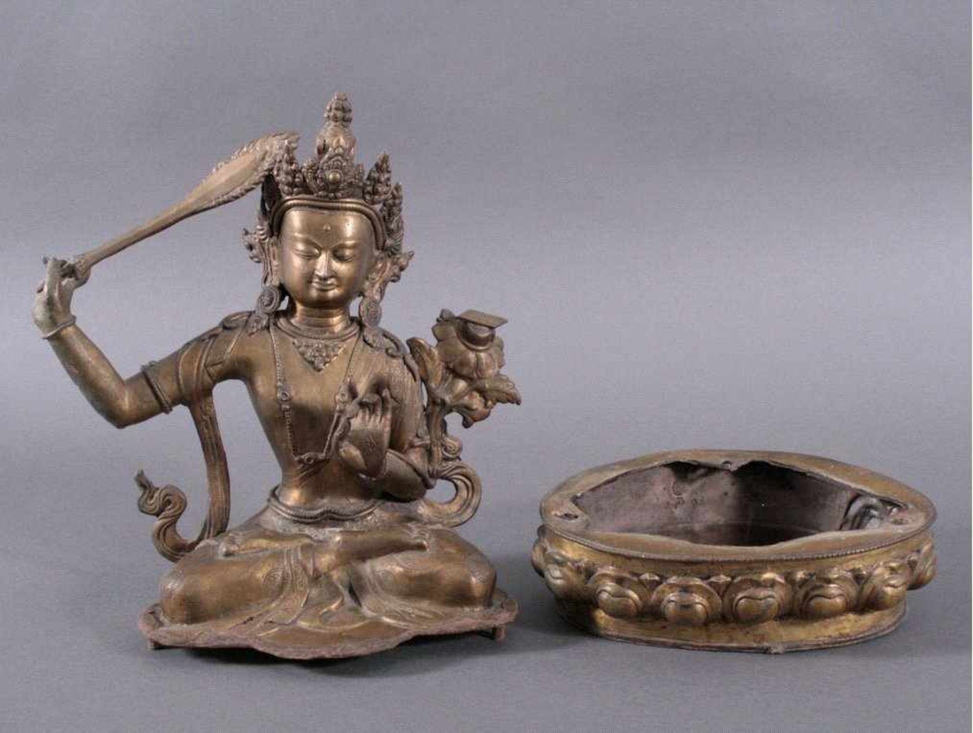 Manjusri, Tibet um 1900 oder früherGroße, 2-teilige Bronze-Skulptur, Manjusri wird fast immersitzend - Image 2 of 2