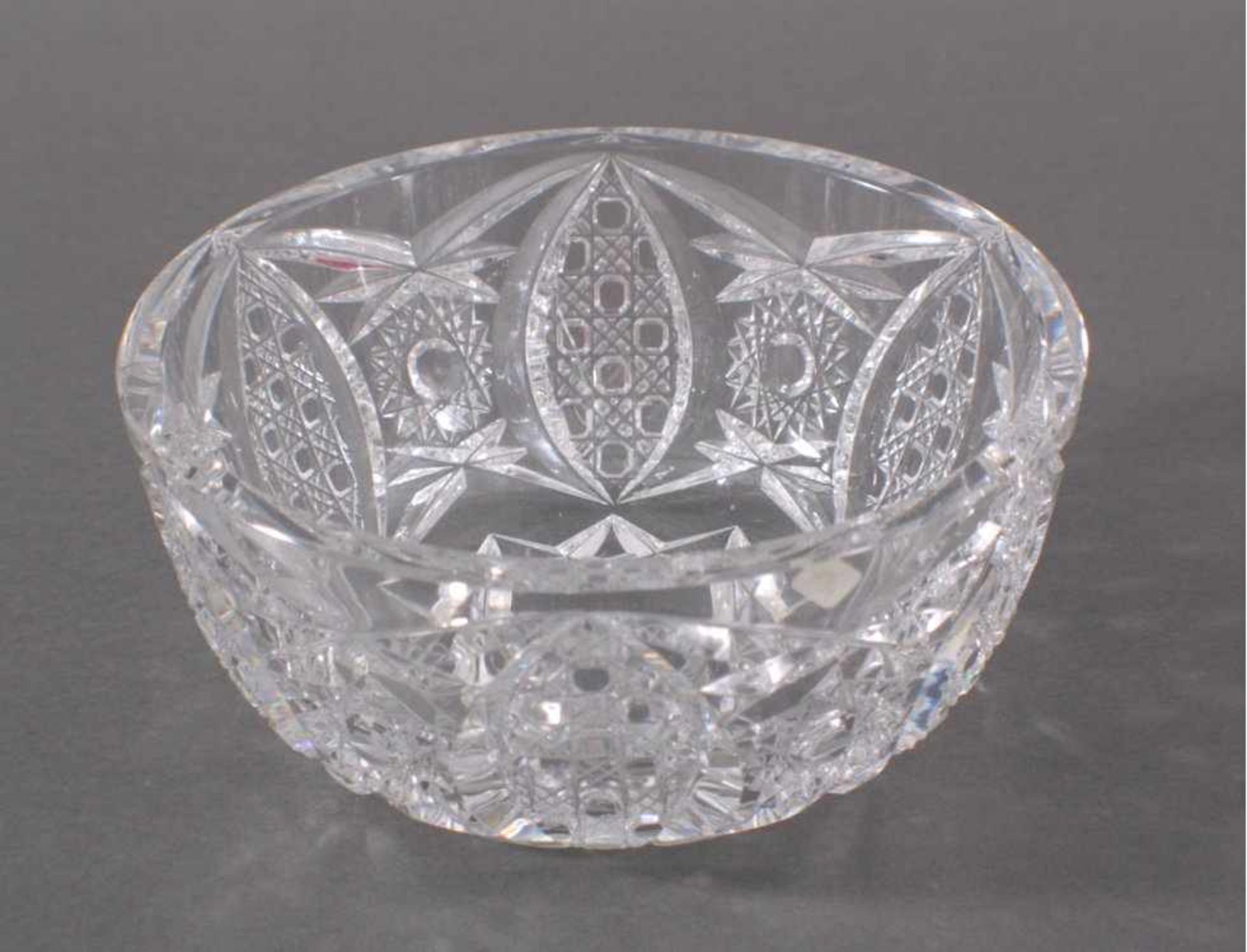 Saint Louis, runde AnbietschaleKristallglas, geschliffen, facettiert, Höhe ca. 9 cm,Druchmesser