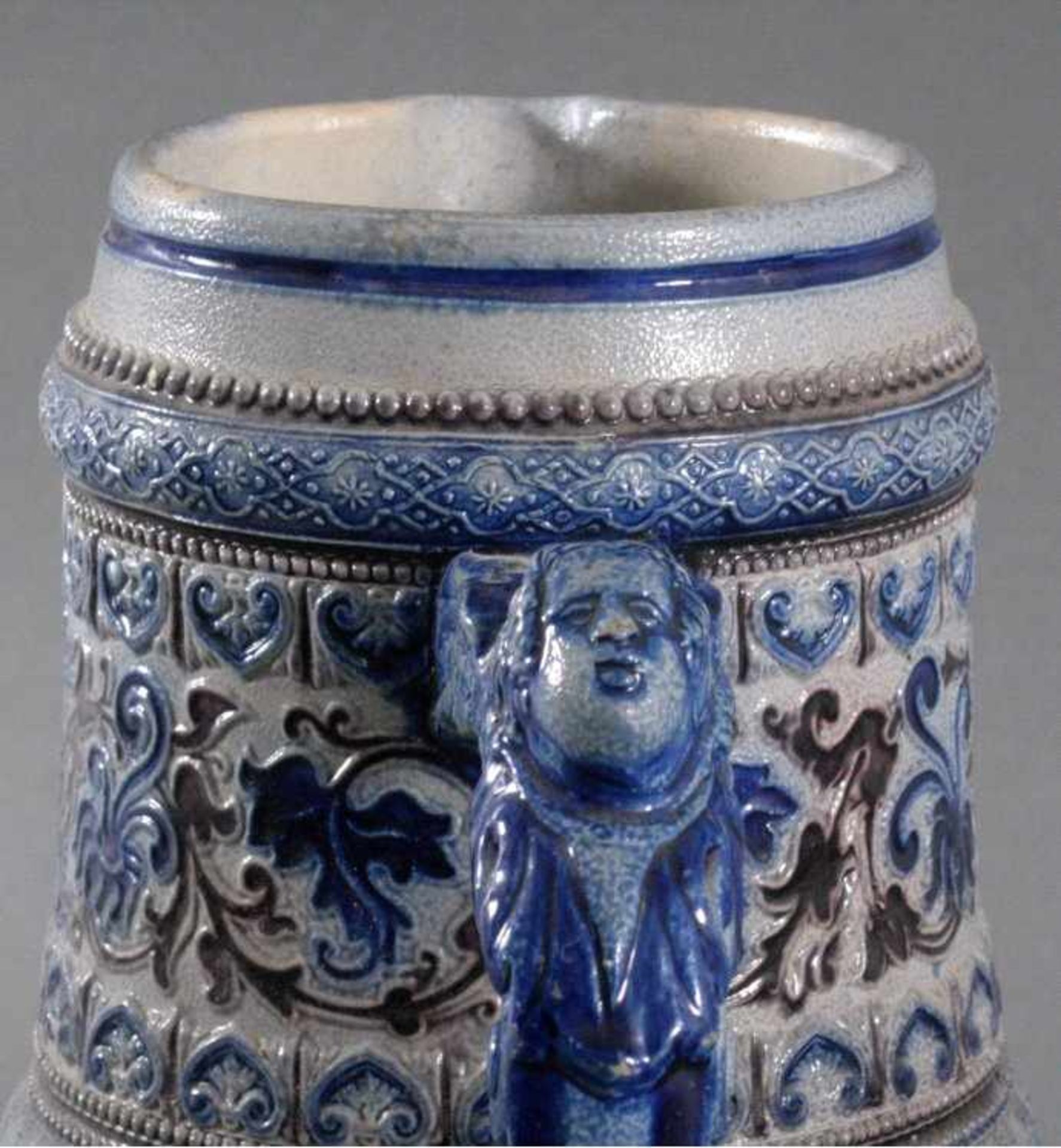 Steinzeug-Krug, wohl Westerwälder Keramik um 1900Grauer Scherben, Salzglasiertes Steinzeug, blau und - Bild 3 aus 4
