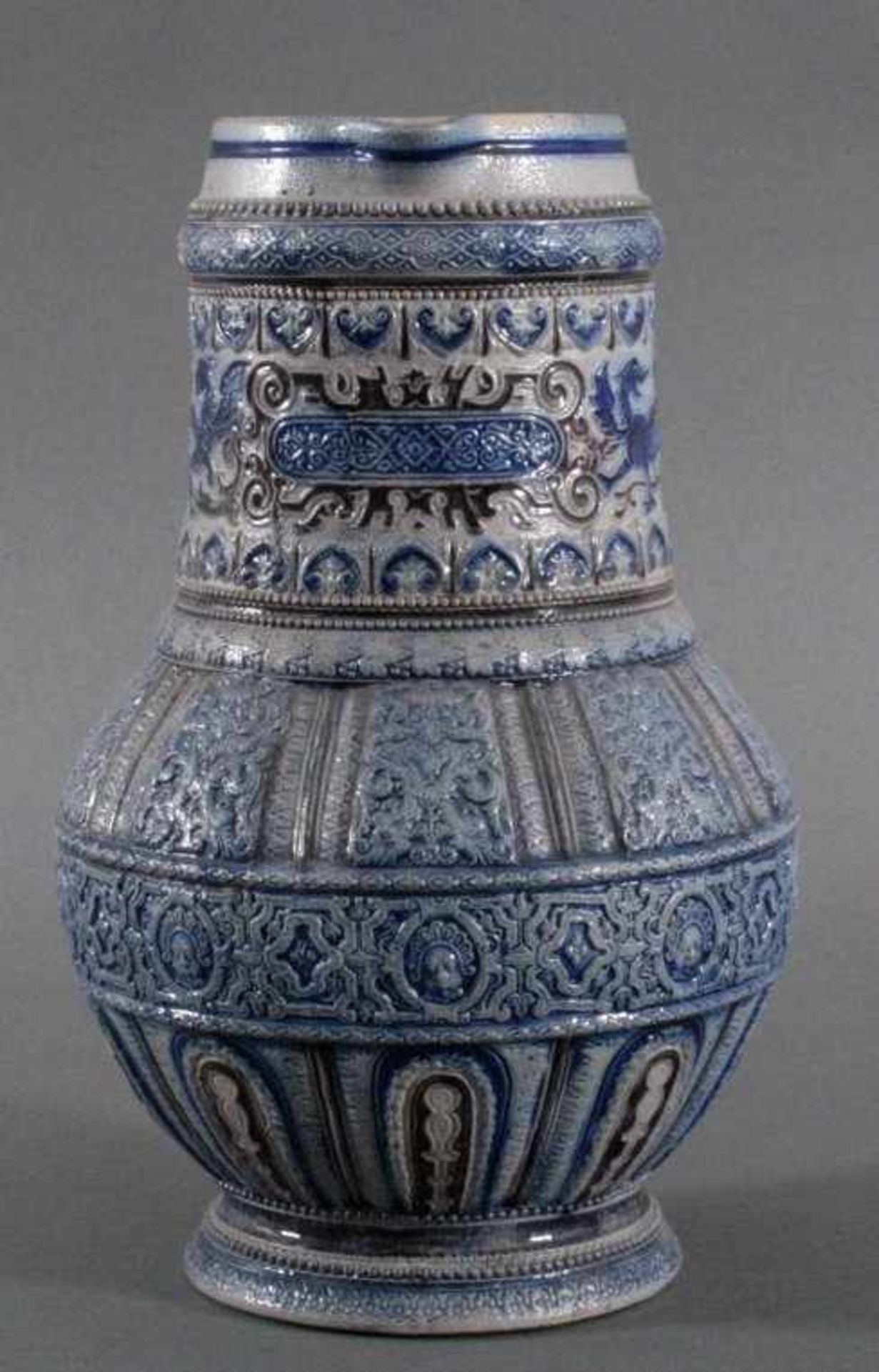 Steinzeug-Krug, wohl Westerwälder Keramik um 1900Grauer Scherben, Salzglasiertes Steinzeug, blau und - Bild 2 aus 4