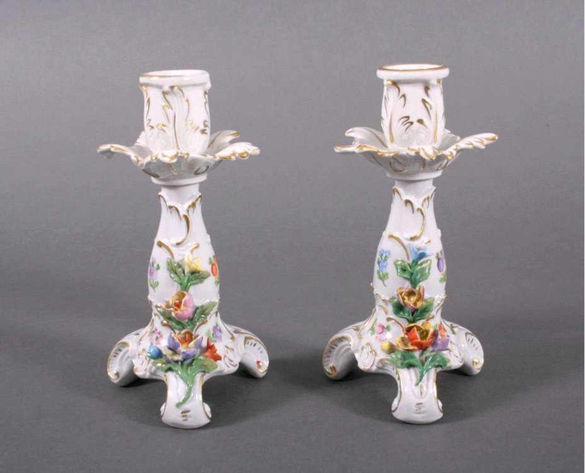 Paar Kerzenständer Dresden, im Rokokostil1-flammig, verziert mit aufgesetzten Blüten,