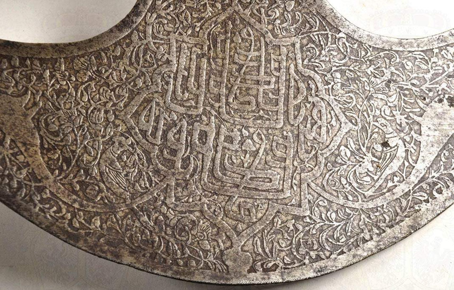 DOPPELAXT, Persien/Aserbaidshan 19. Jh., alle Teile Eisen, halbmondförmige Klinge m. beidseitig - Bild 3 aus 4