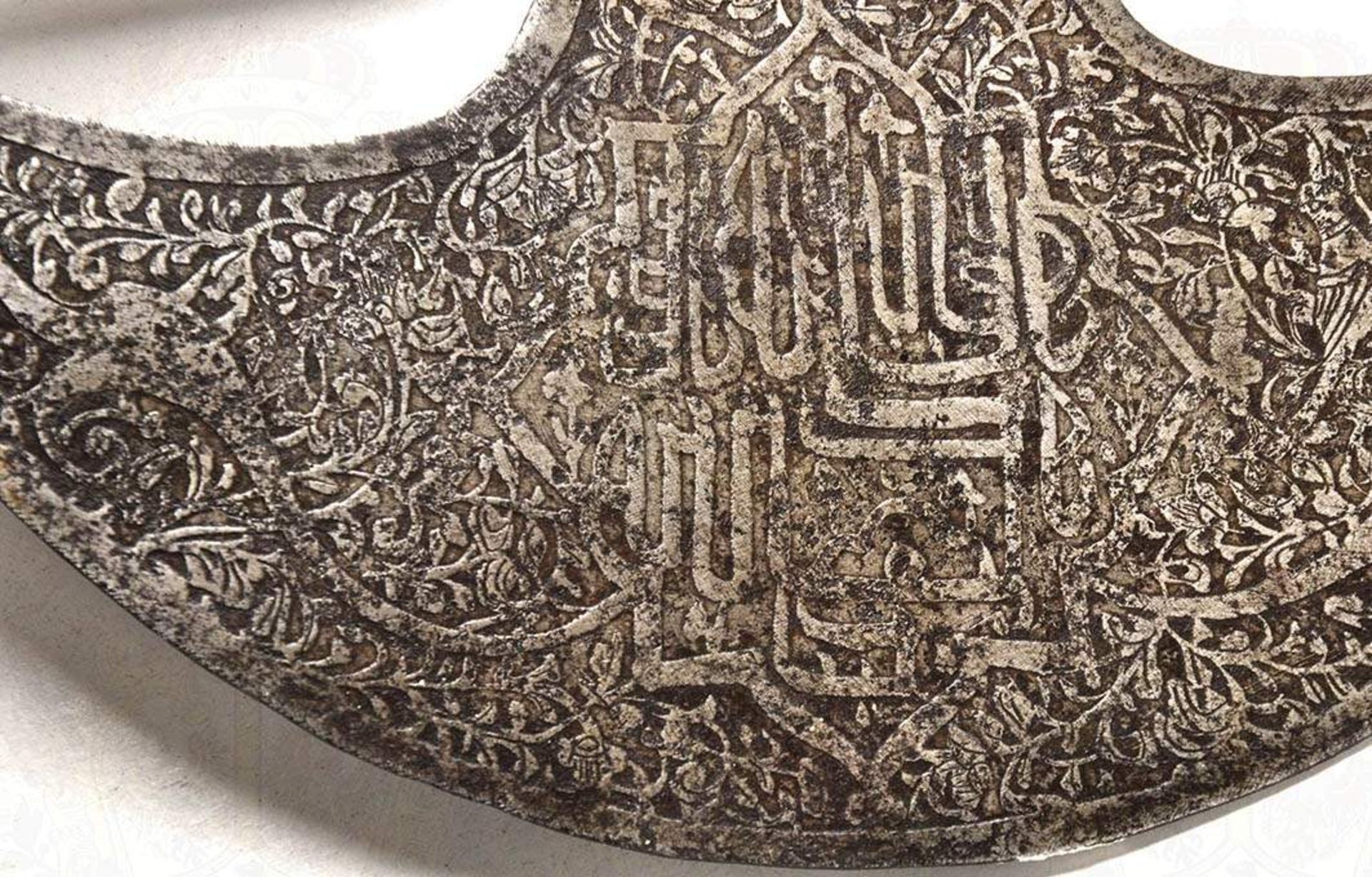 DOPPELAXT, Persien/Aserbaidshan 19. Jh., alle Teile Eisen, halbmondförmige Klinge m. beidseitig - Bild 4 aus 4