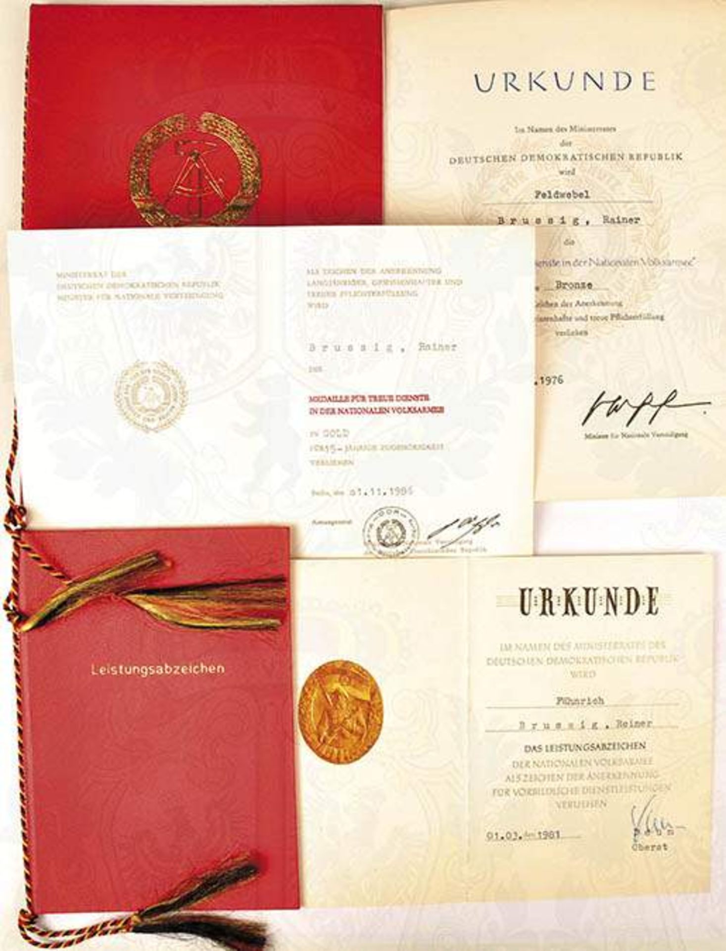 URKUNDENGRUPPE NVA: Med. f. Treue Dienste in Bronze, 1976, faks. U. "Hoffmann", A 5 Doppelblatt (