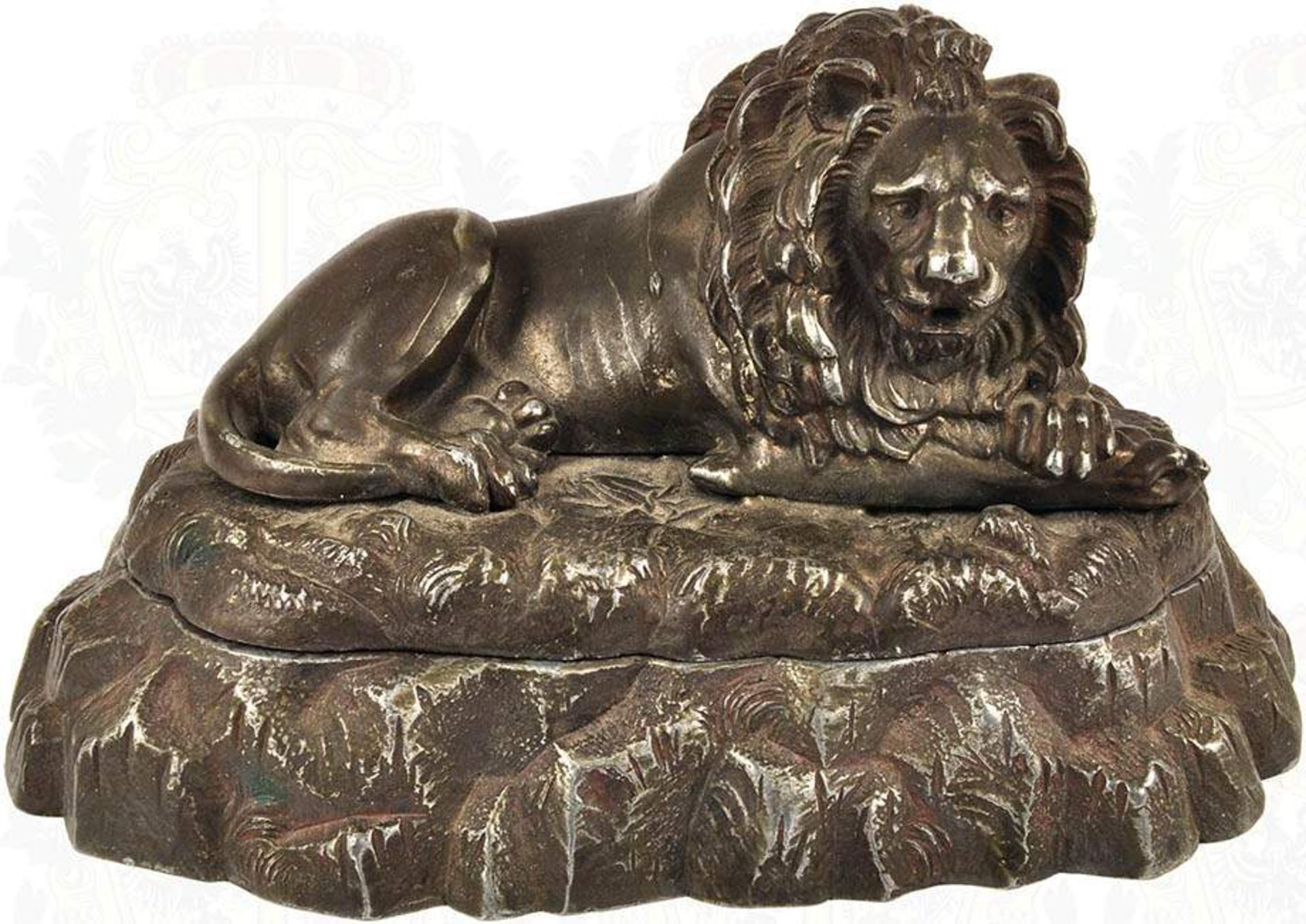 SCHREIBGARNITUR, 2teilig, Figur eines liegenden Löwen u. Sockelplatte in From eines Fels-Plateaus, - Bild 2 aus 2