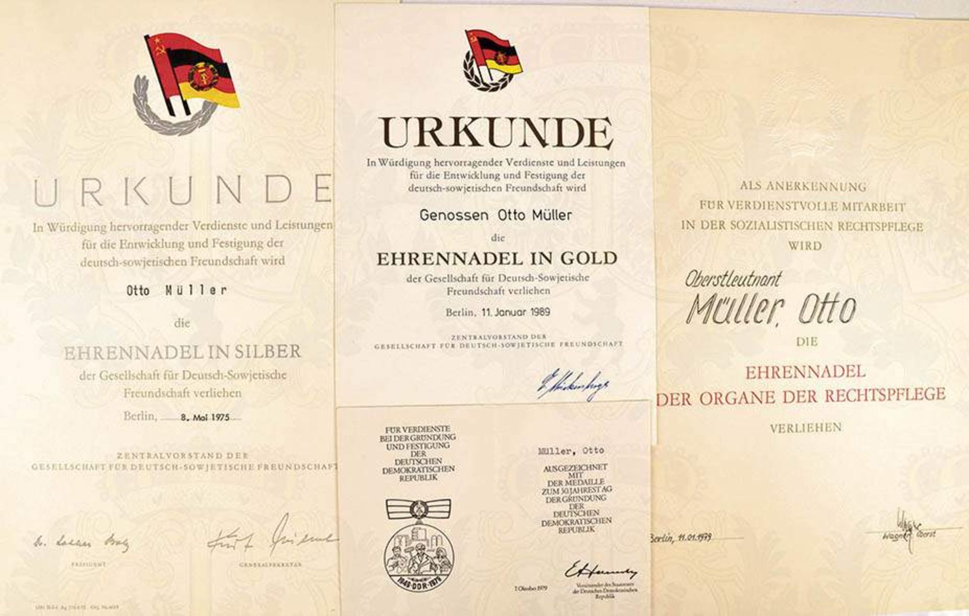 URKUNDENGRUPPE: Ehrennadel der Organe der Rechtspflege, 1979, OU Oberst, A 4; DSF-Ehrennadel