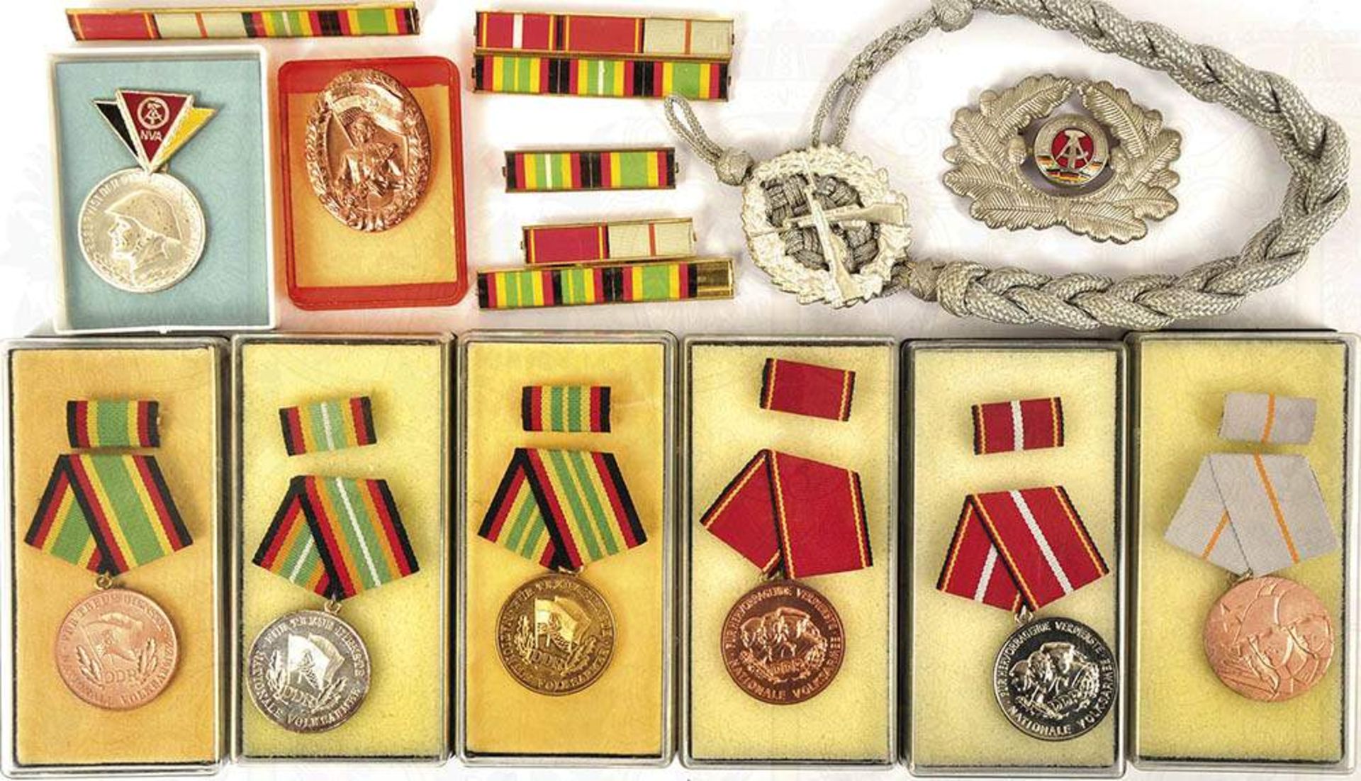 EHRENZEICHENGRUPPE NVA: Verdienstmed. d. NVA in Bronze u. Silber; Medaille der Waffenbrüderschaft in