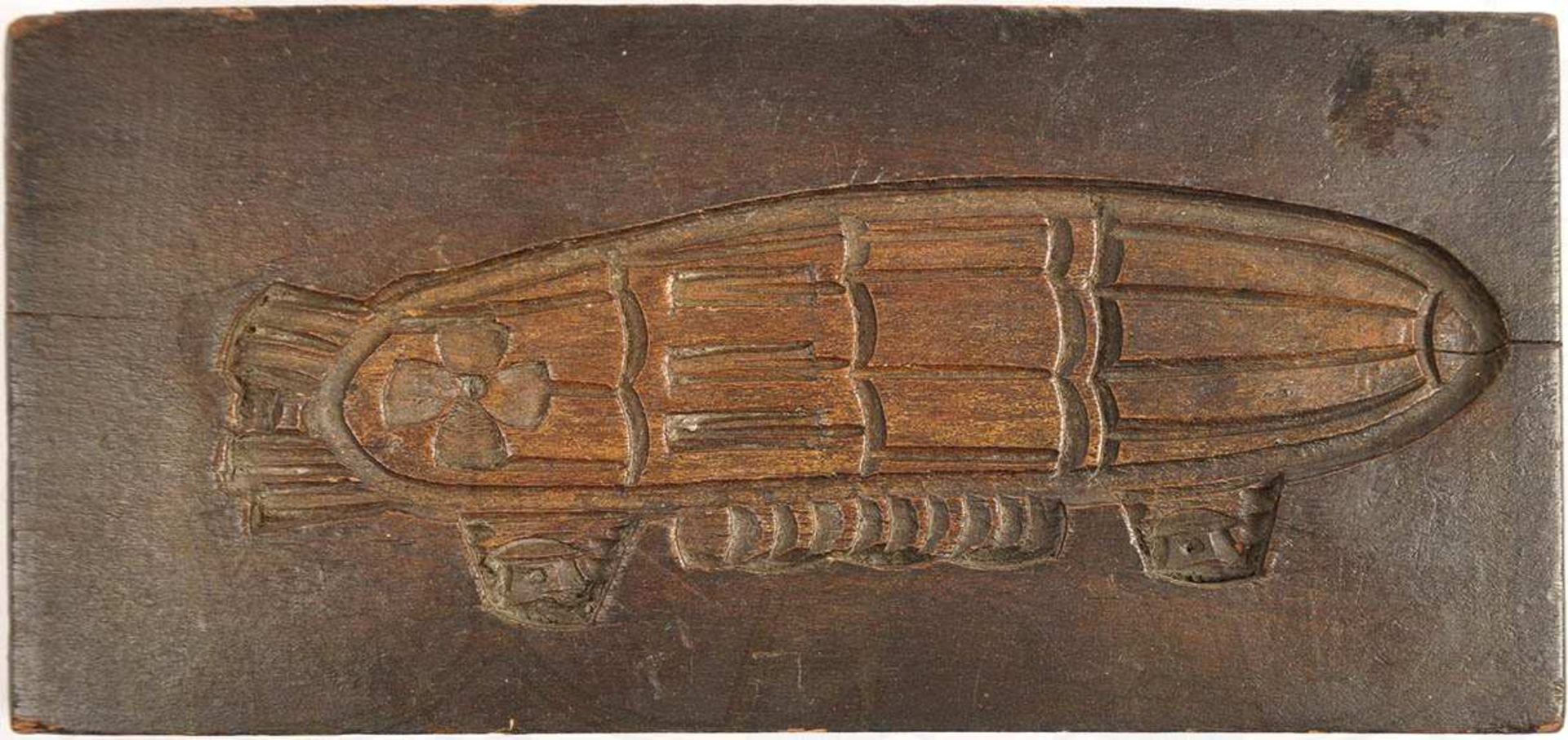LEBKUCHEN-MODELL, in Holz geschnittene Form eines Zeppelins, um 1920, 12x27x3,5 cm < 1027409F,