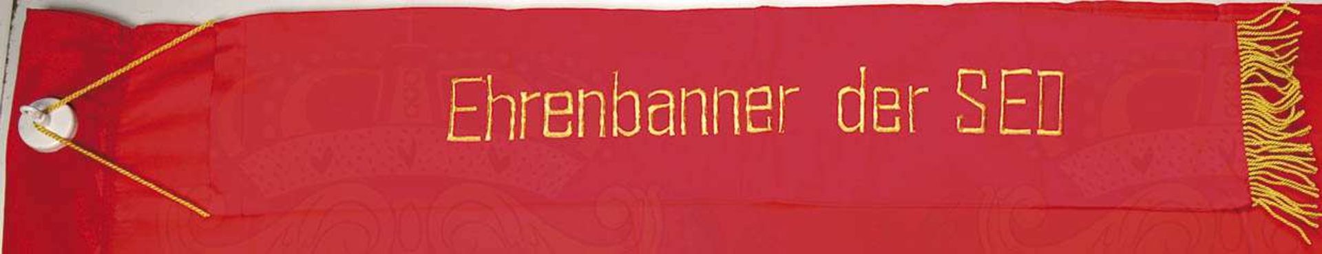 EHRENBANNER, rotes Tuch, bds. vernähte Portraits E. Thälmann u. W. Pieck, Liek mit Durchzug, 158x110 - Bild 3 aus 3