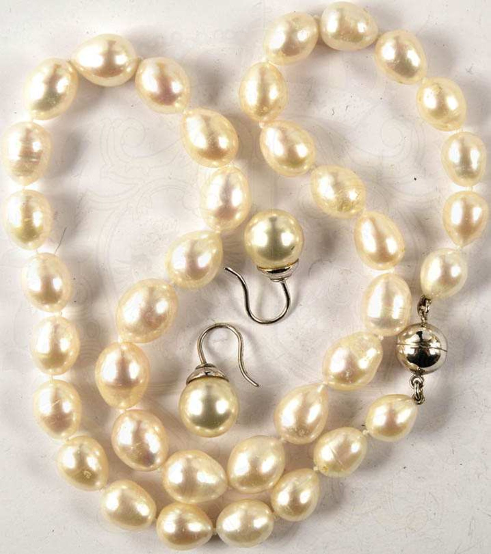 PERLEN-SCHMUCK ENSEMBLE: Halskette, Perlen-Ø 8-11 mm, geknotet, L. (geschlossen) 23 cm; Paar