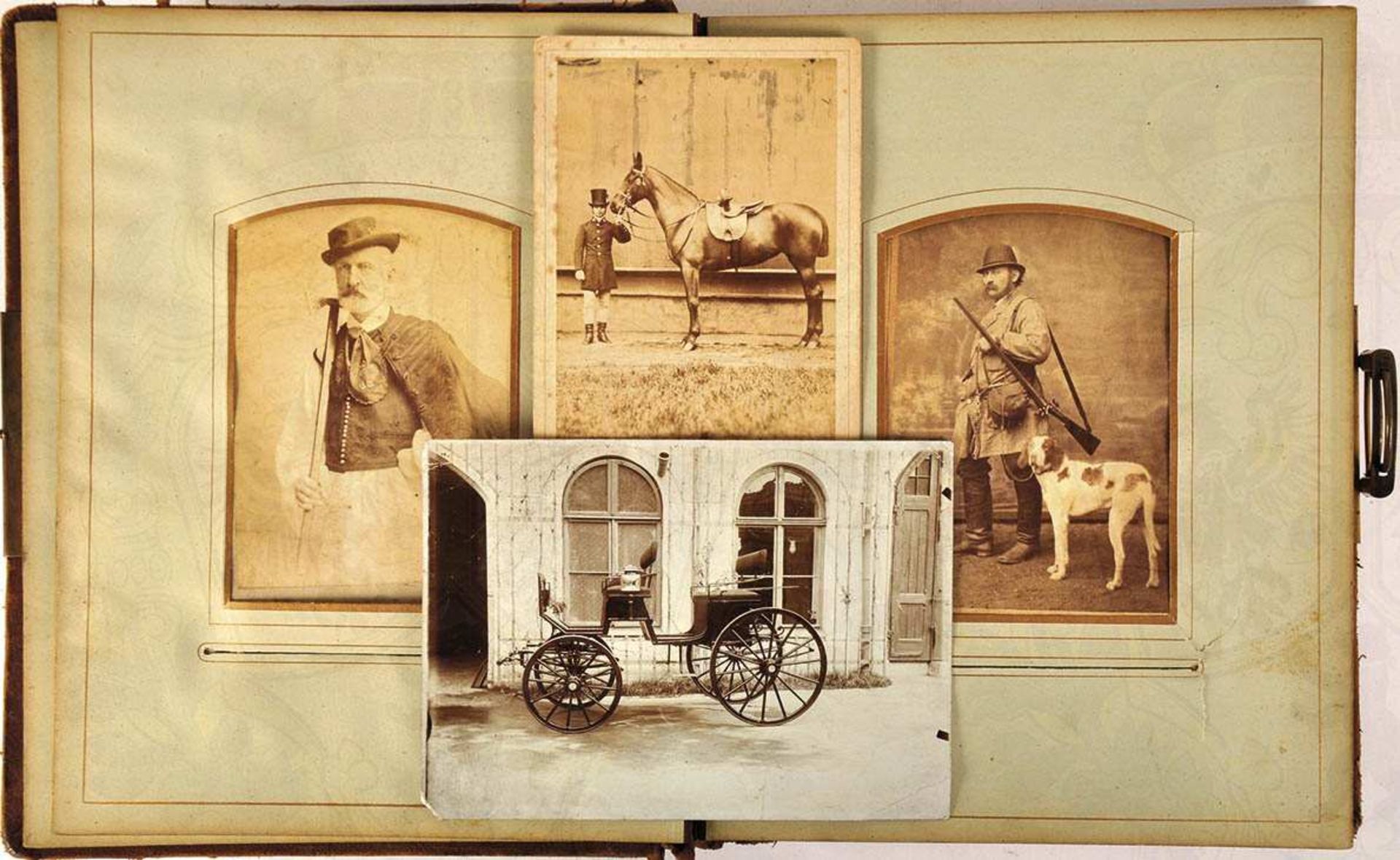 FOTOALBUM, um 1900, gepr. Leder-Einband (Blumen etc.), Voll-Goldschnitt, Metall-Schliesse, Rücken
