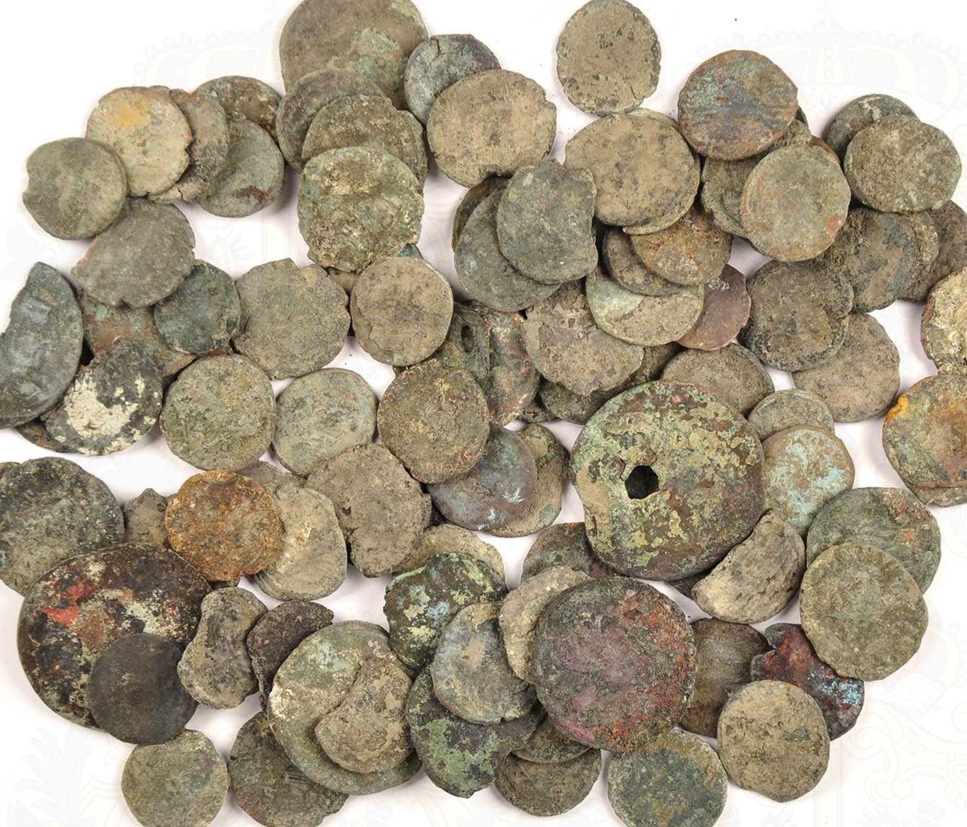 KONVOLUT MÜNZEN, ca. 100 Stk., römisch, ungereinigte Bodenfunde, verm. Bronze, deutl. Belag,