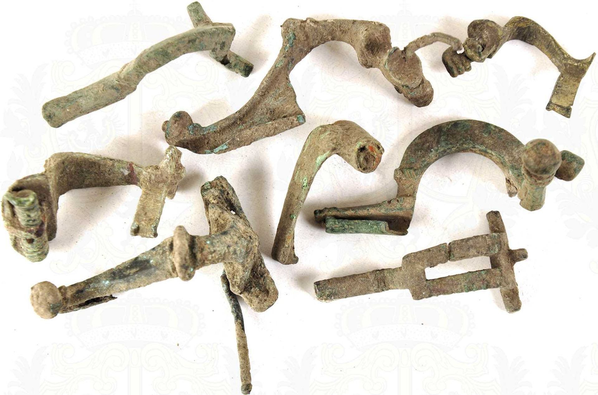 8 FIBELN, versch. Ausführungen u. Grössen (35-75 mm), Bronze, grüne Patina, tls. unkpl./beschädigt <