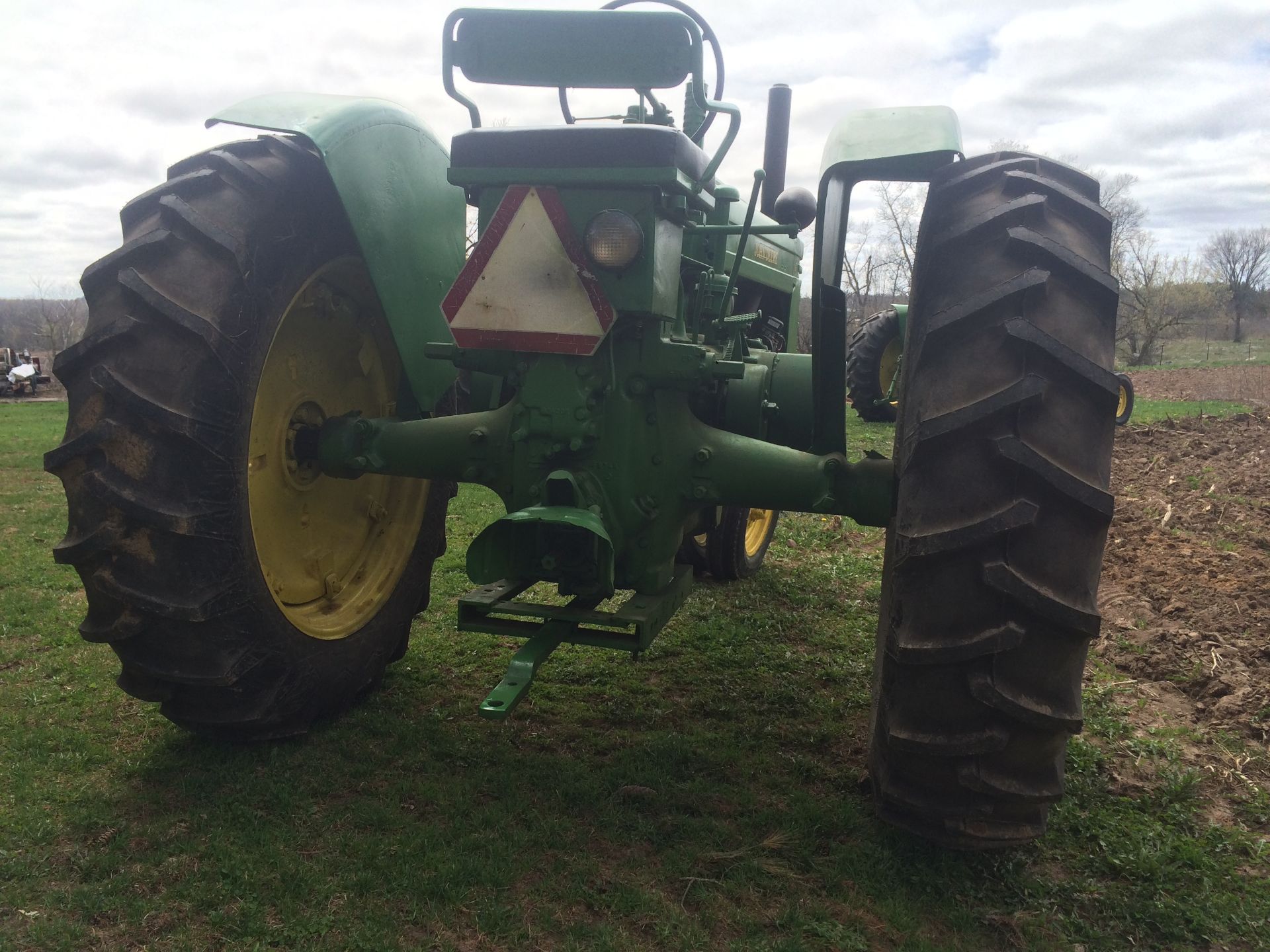 1947 John Deere G, Styled 13.6x38 rubber w/ new starter, generator, and regulator - good tin - Image 4 of 5