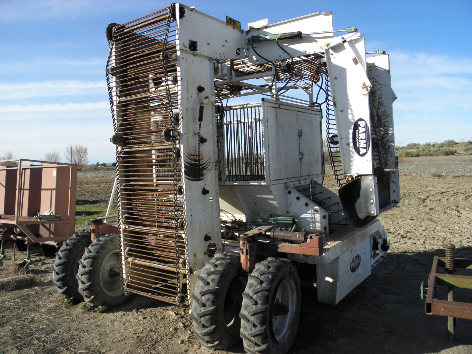 Parma 6 row tank beet harvester #30298-91 - Image 2 of 5