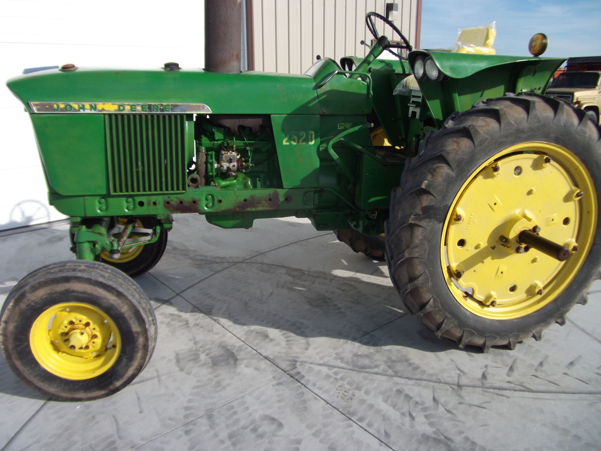 JD 2520 side console, syncro trans, 2 hyd remotes, 12.4 X 38 rubber - Image 2 of 6