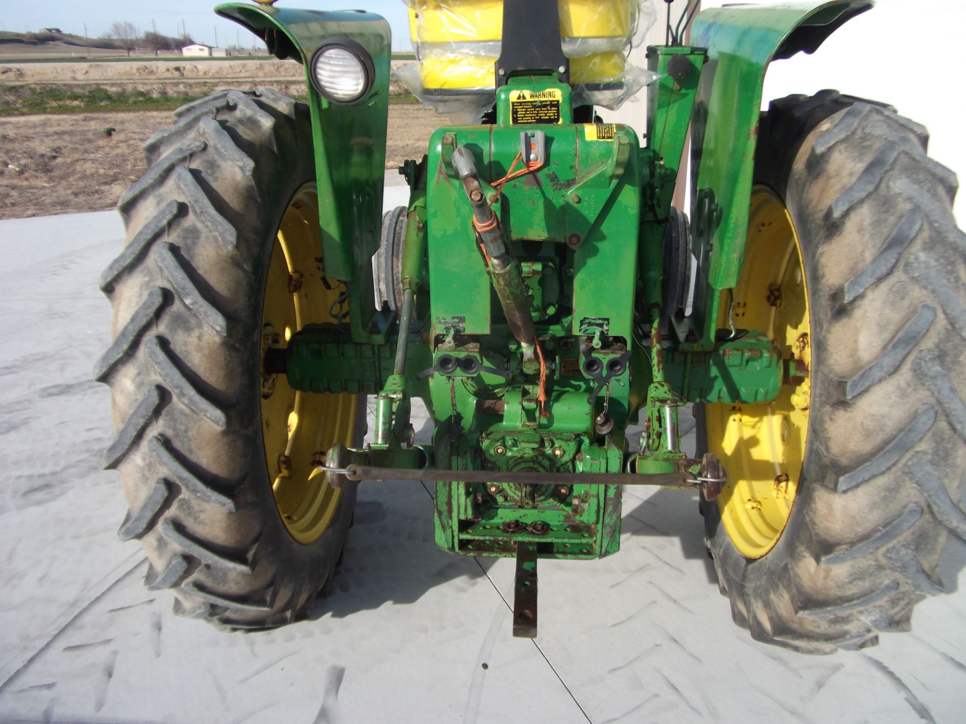 JD 2520 side console, syncro trans, 2 hyd remotes, 12.4 X 38 rubber - Image 3 of 6