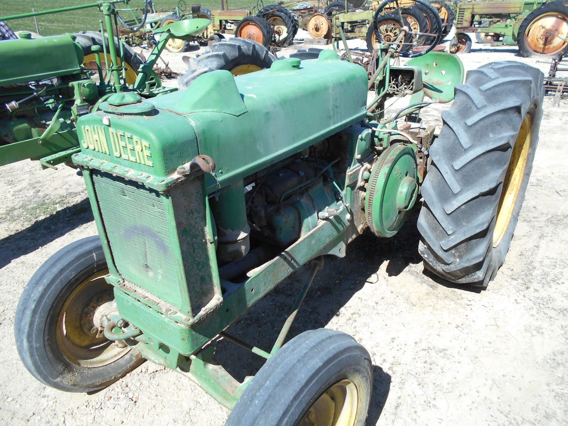 JD TRACTOR - Image 2 of 2