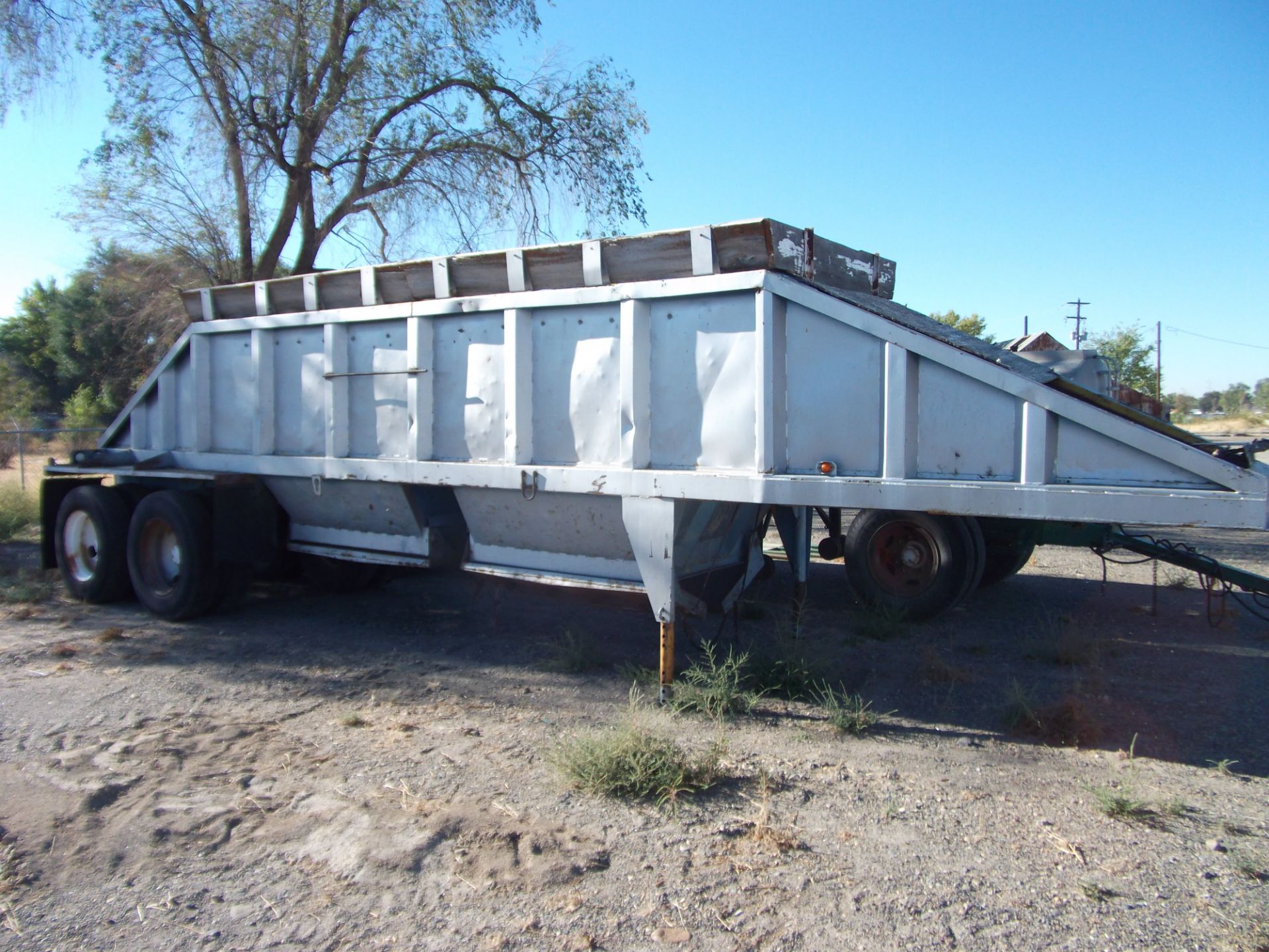 Semi belly dump trailer